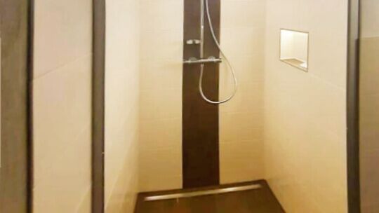 Unser Fliesenleger­betrieb nimmt sich der Gestaltung von Bädern, Nass- und Wellnessbereichen an.