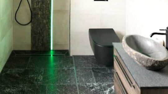 Sie suchen einen Fliesenleger im Raum Leipzig, um Bad und/oder Gäste-‍WC zu modernisieren? FESA – Das Fliesenteam ist gern für Sie da.